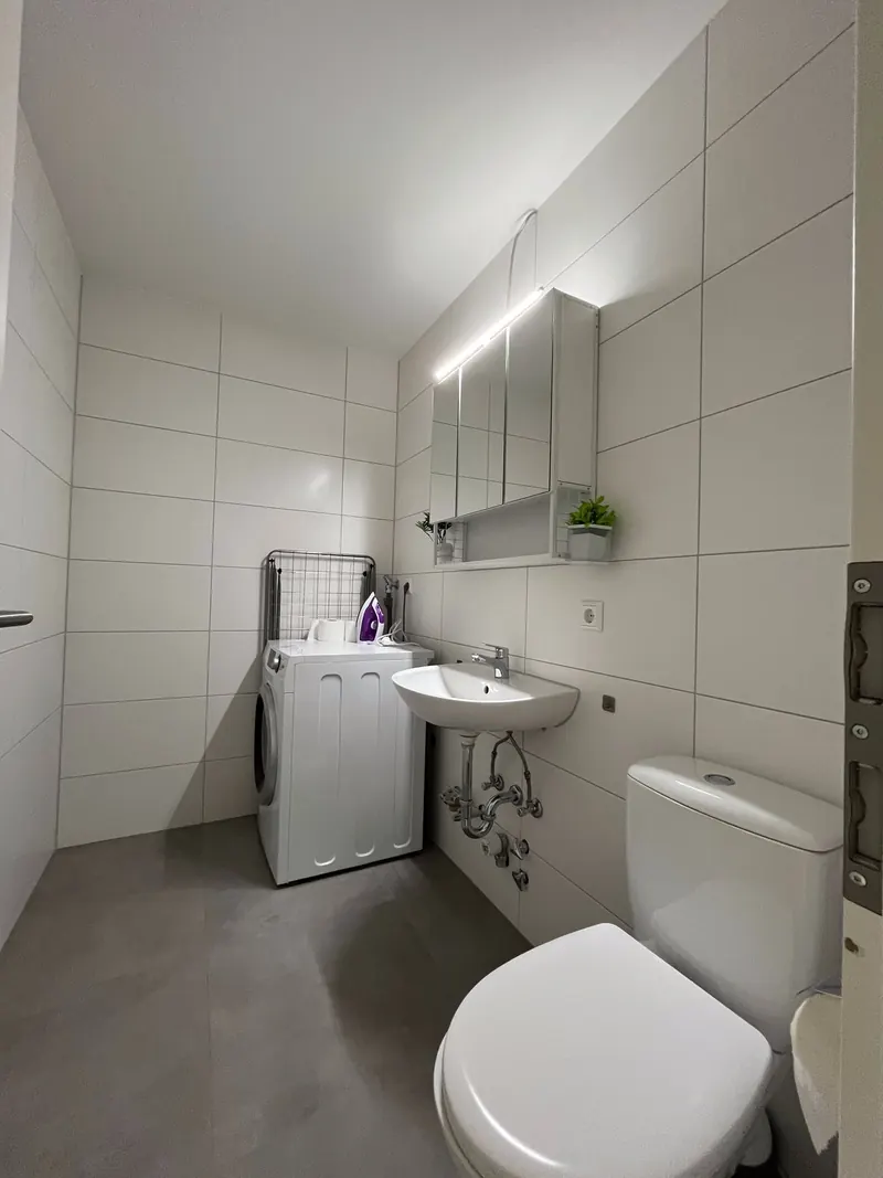 Bad mit Waschbecken, WC und Waschmaschine