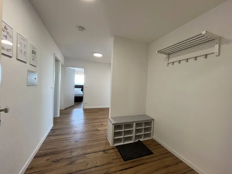 Flur mit Garderobe und Schuhbank